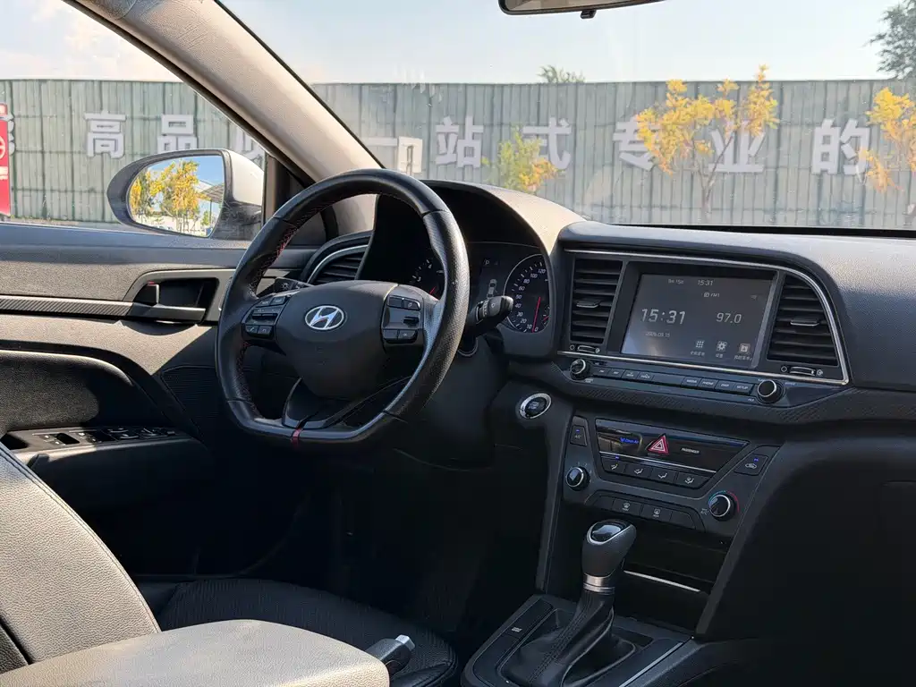 Hyundai Elantra — фото 18