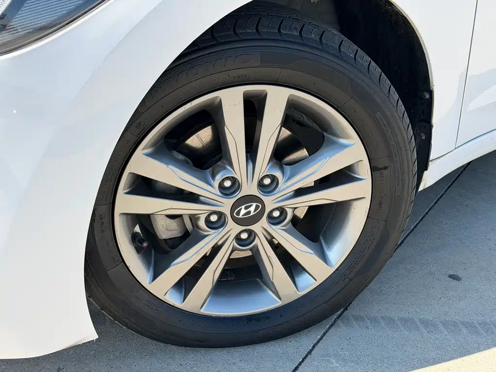 Hyundai Elantra — фото 19