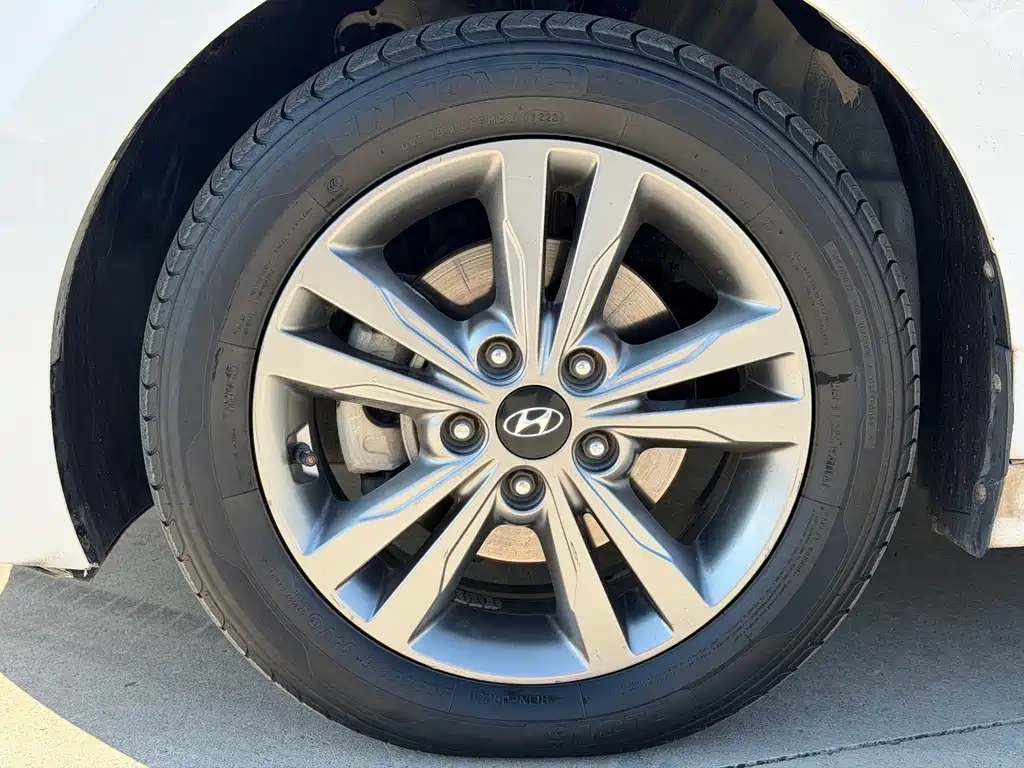 Hyundai Elantra — фото 20