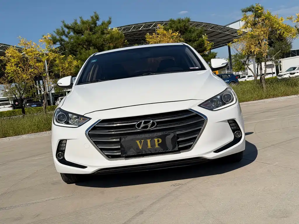 Hyundai Elantra — фото 3
