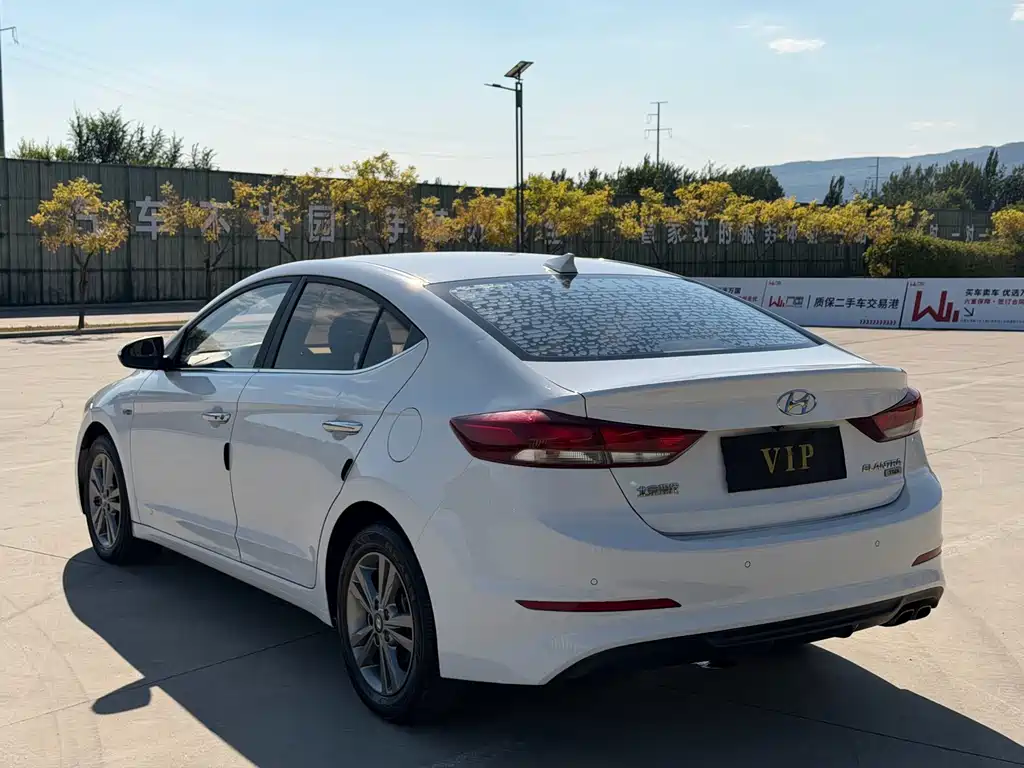 Hyundai Elantra — фото 21