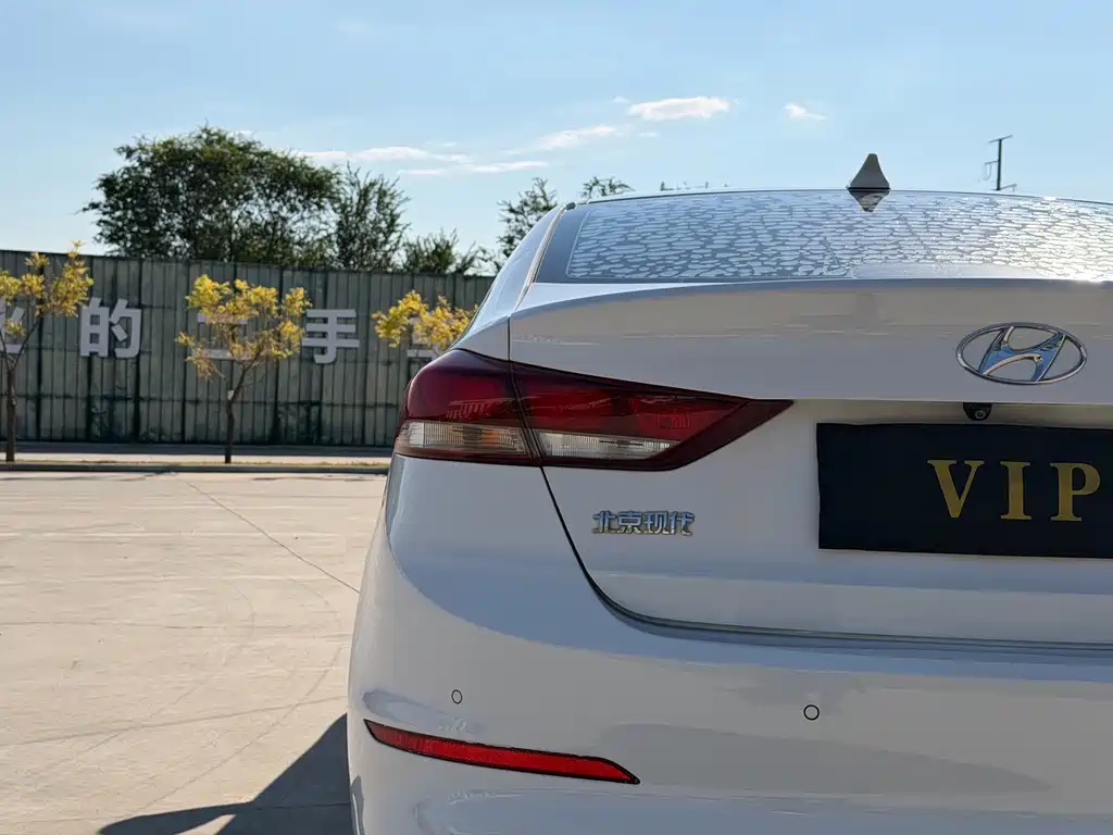 Hyundai Elantra — фото 22