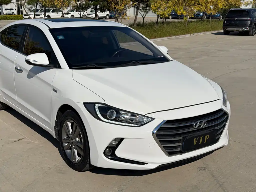 Hyundai Elantra — фото 4