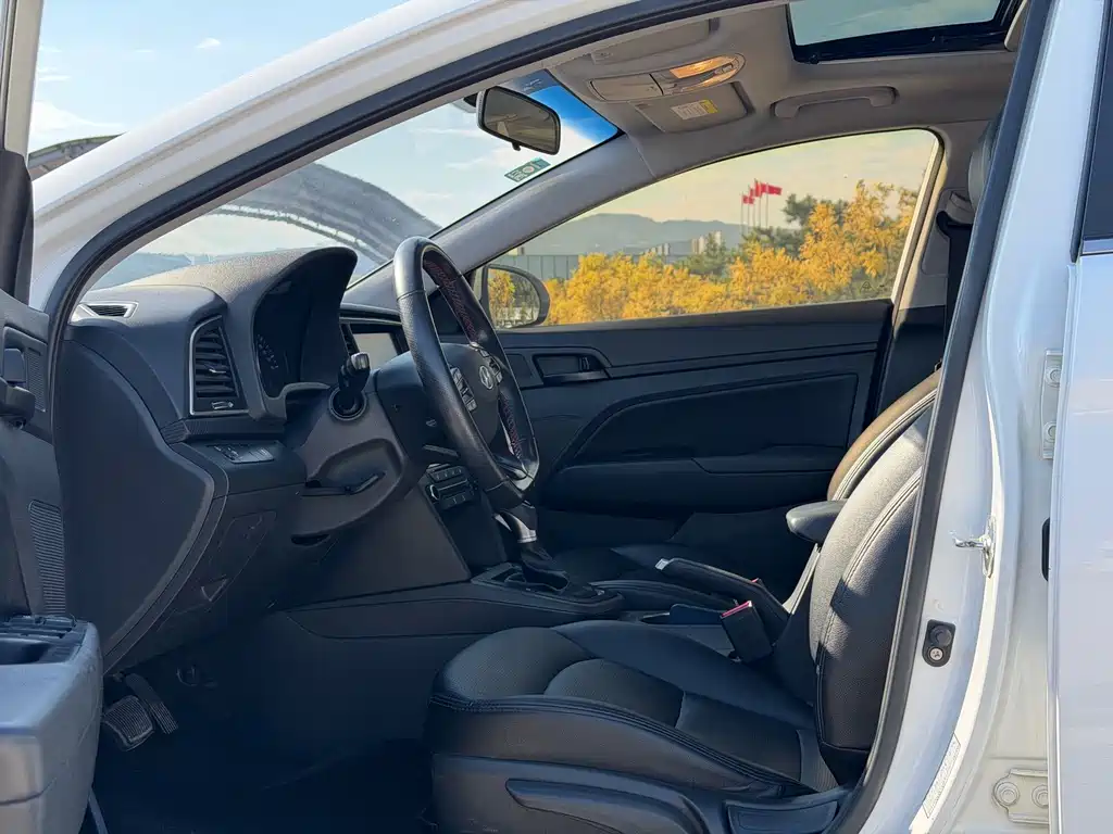 Hyundai Elantra — фото 6