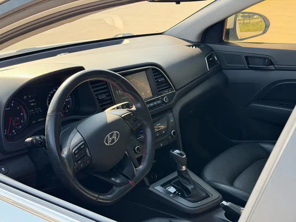 Hyundai Elantra — фото 7