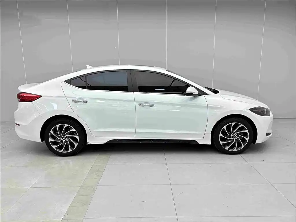 Hyundai Elantra — фото 3