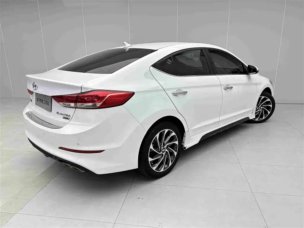 Hyundai Elantra — фото 4