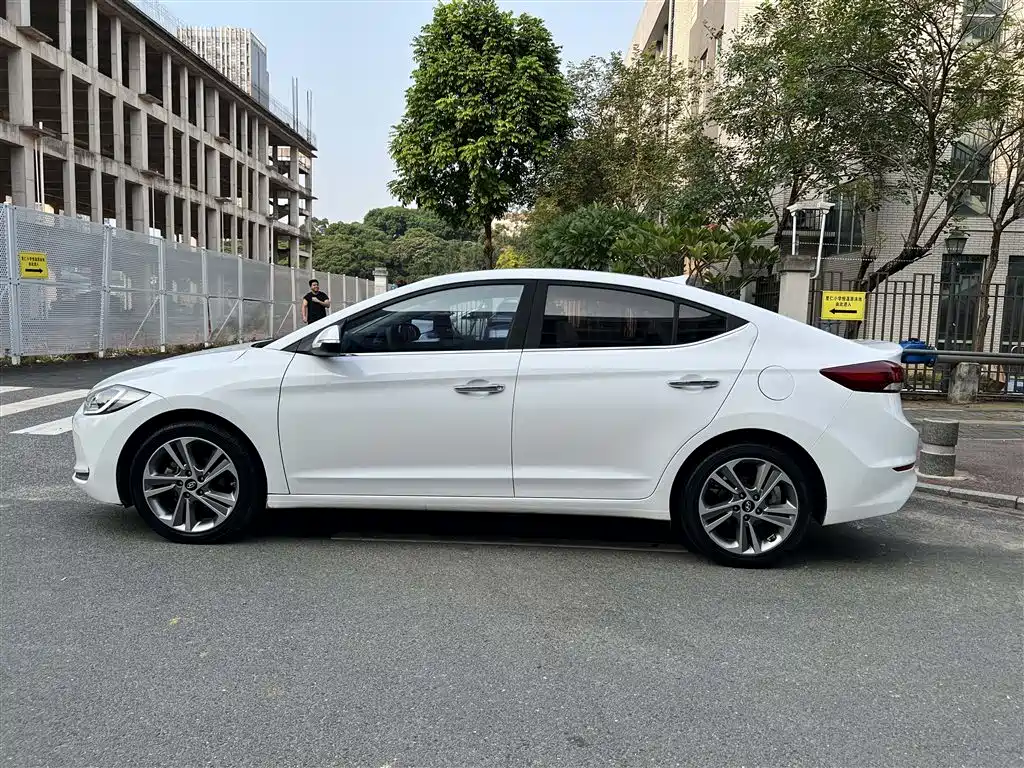 Hyundai Elantra — фото 2