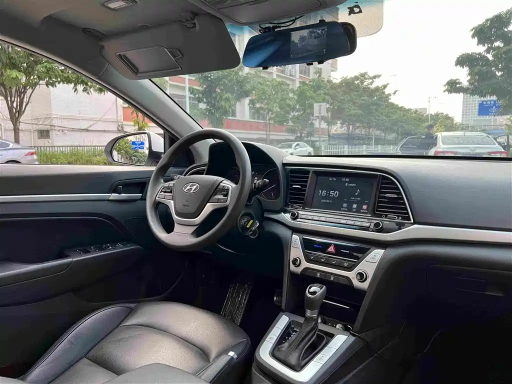 Hyundai Elantra — фото 11