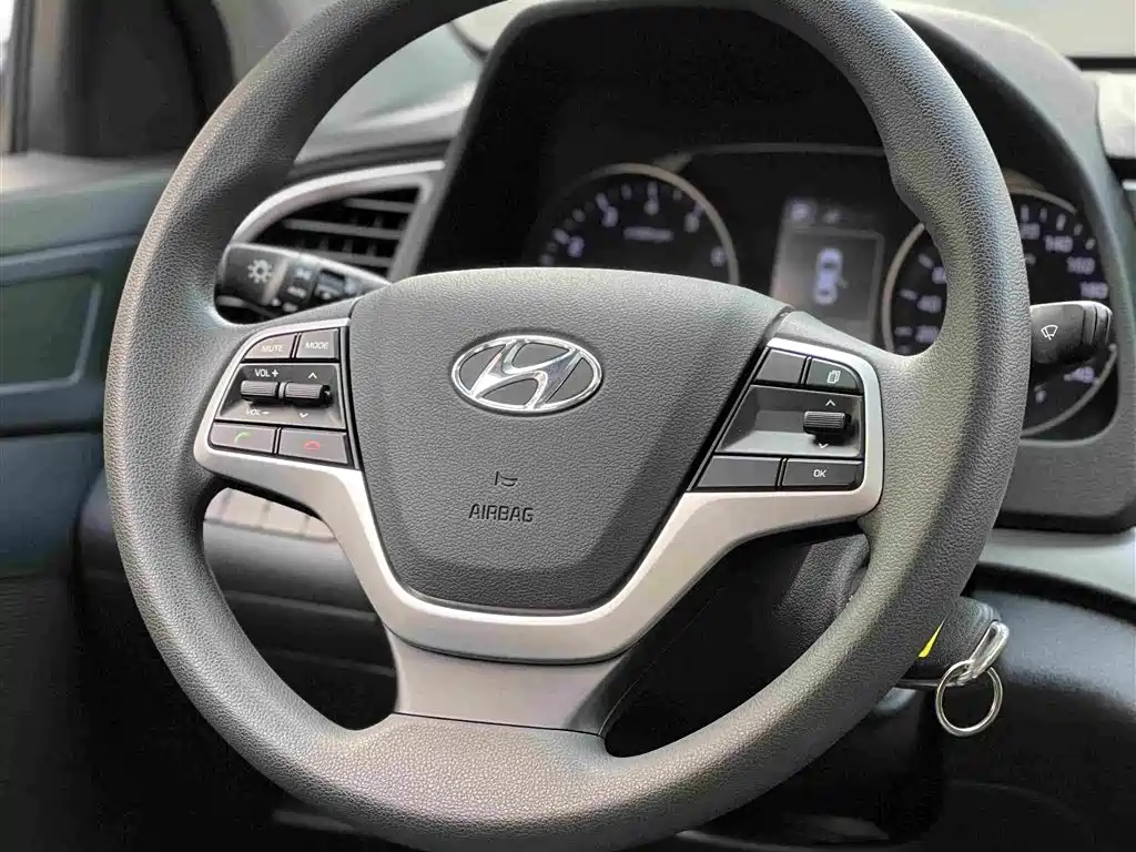 Hyundai Elantra — фото 13