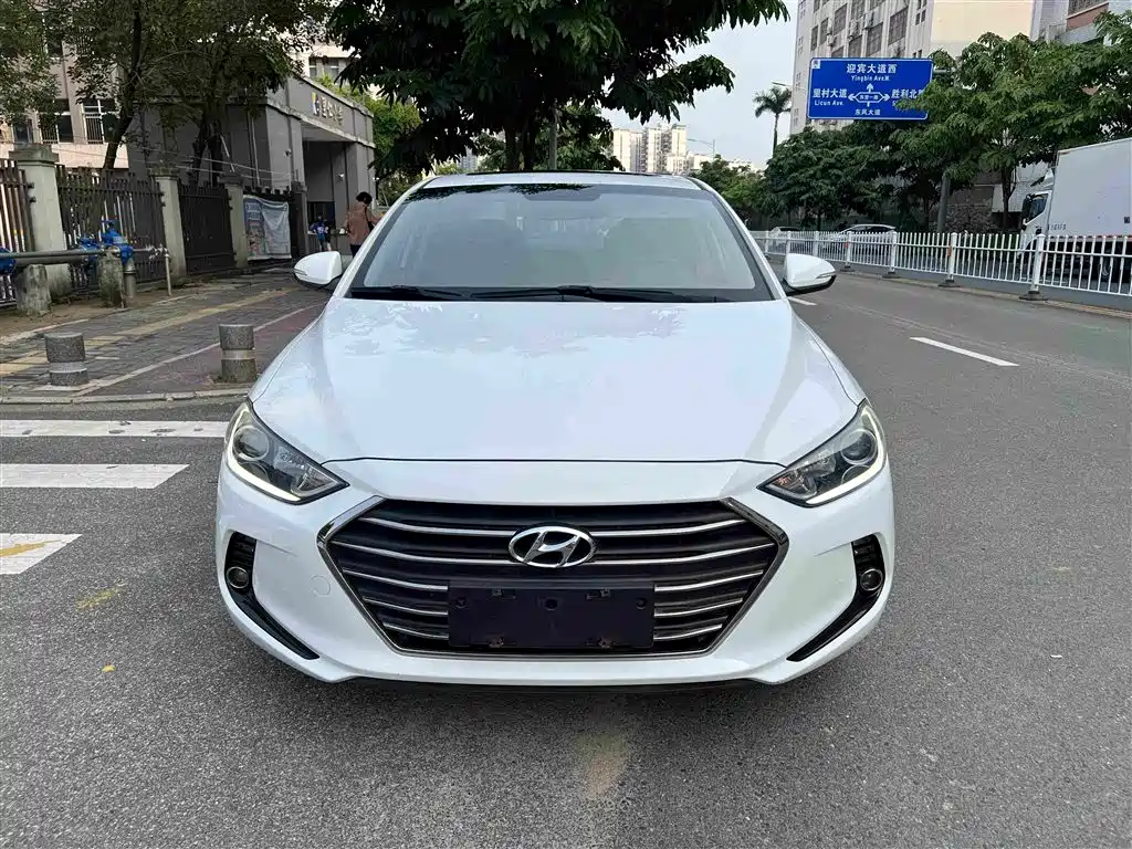 Hyundai Elantra — фото 14
