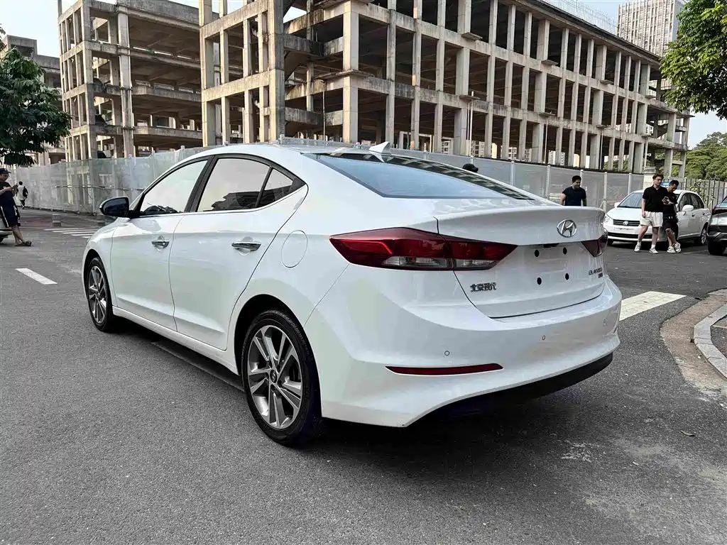 Hyundai Elantra — фото 3