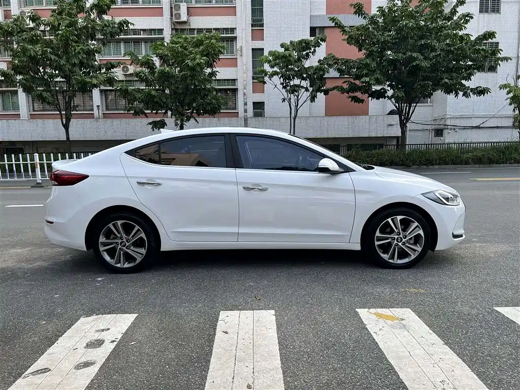 Hyundai Elantra — фото 7