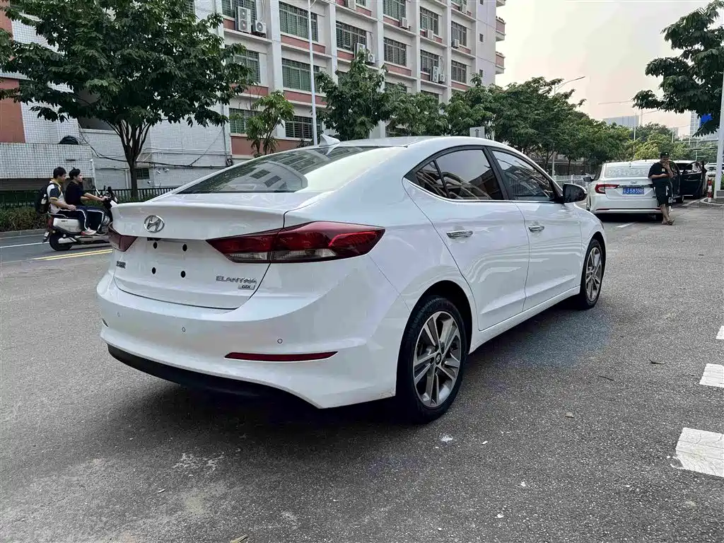 Hyundai Elantra — фото 8