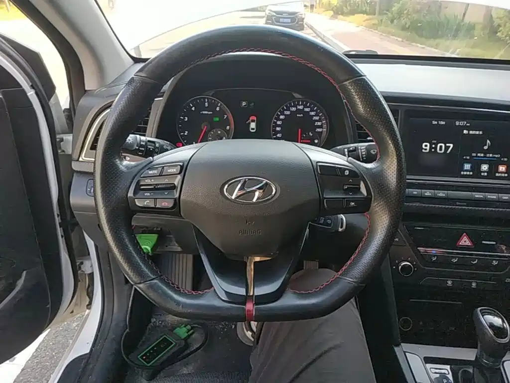 Hyundai Elantra — фото 11