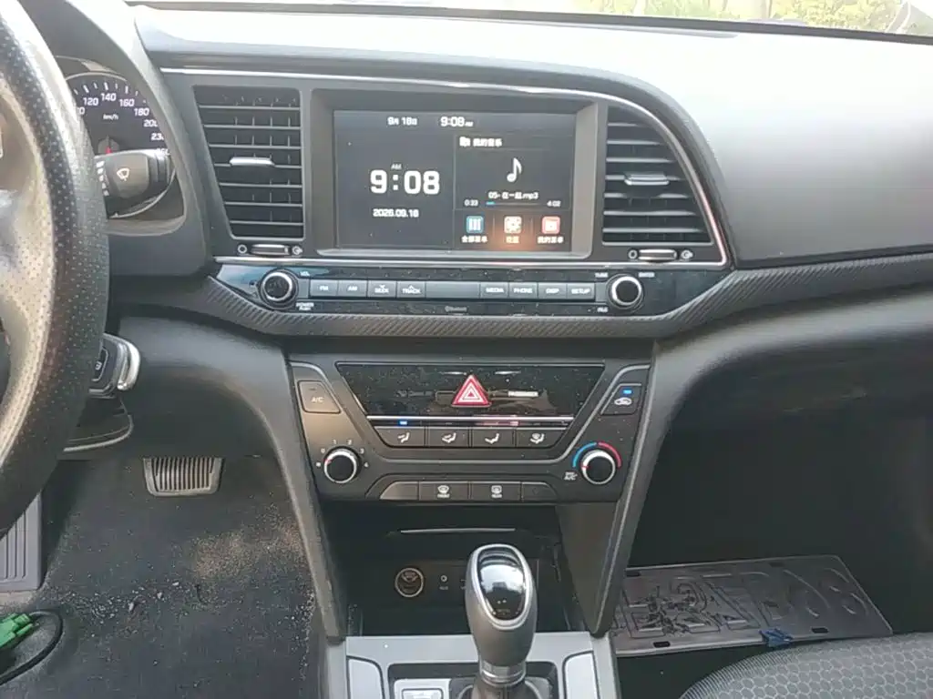 Hyundai Elantra — фото 13