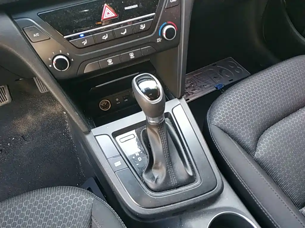 Hyundai Elantra — фото 14