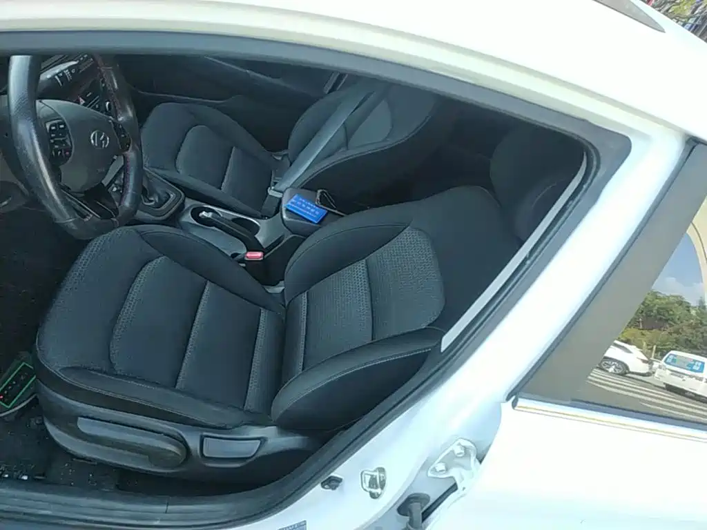Hyundai Elantra — фото 15
