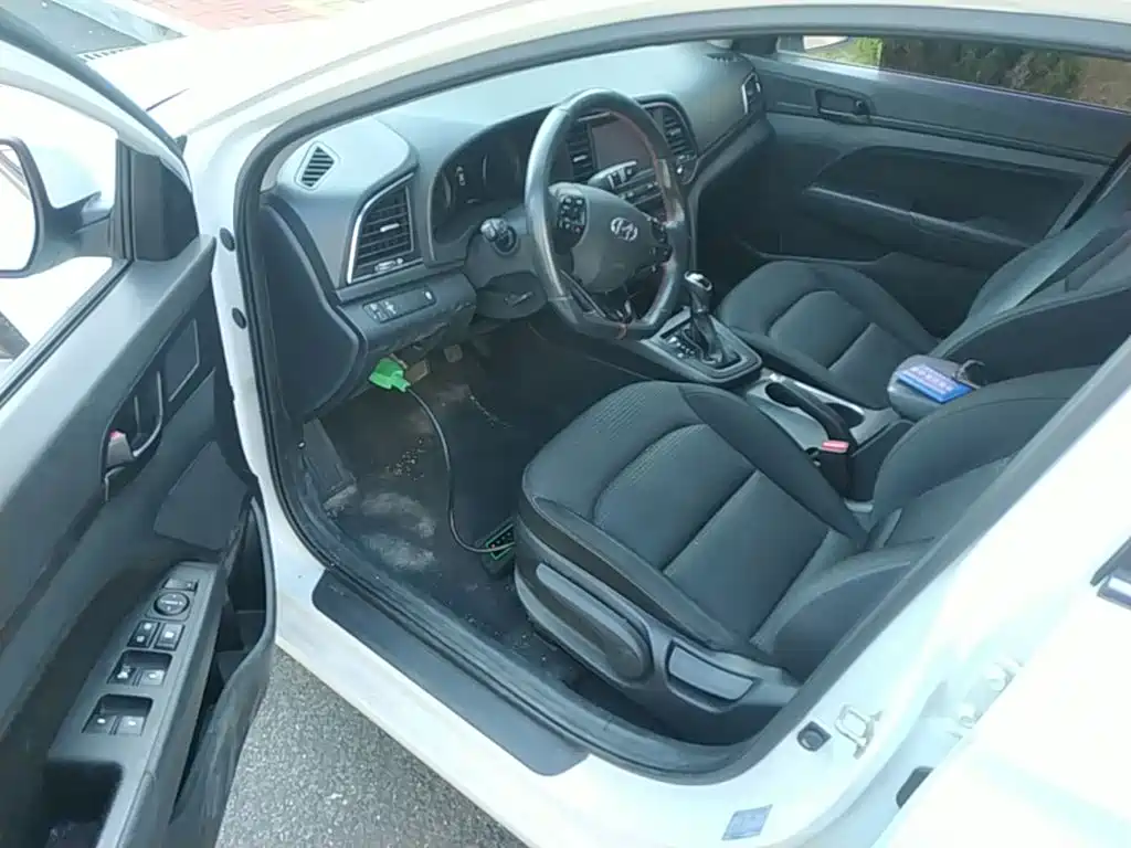 Hyundai Elantra — фото 16