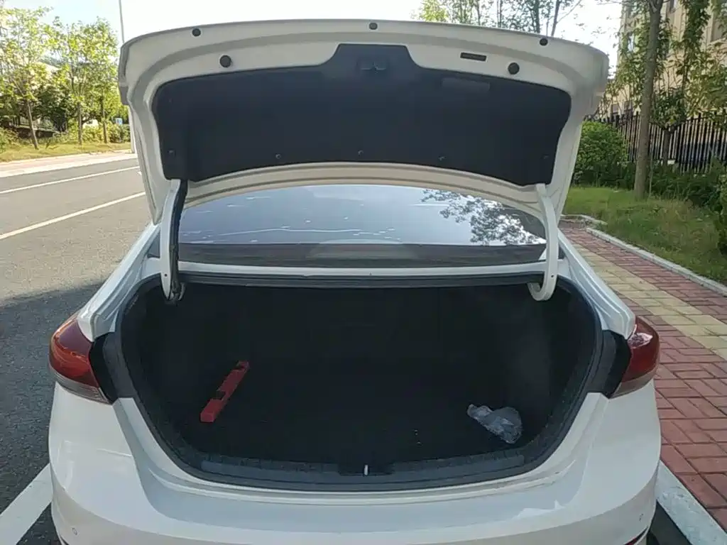 Hyundai Elantra — фото 19