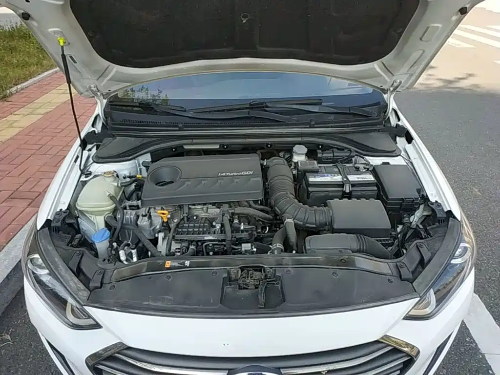 Hyundai Elantra — фото 20
