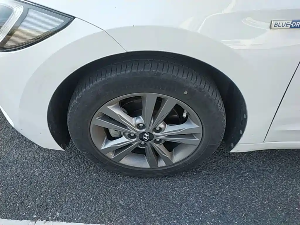 Hyundai Elantra — фото 23