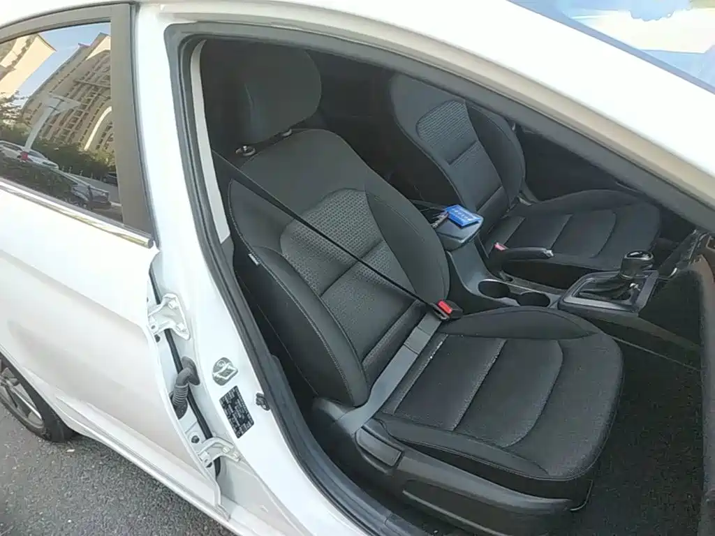Hyundai Elantra — фото 25