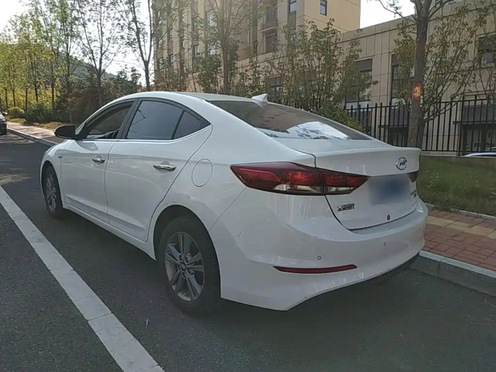 Hyundai Elantra — фото 5