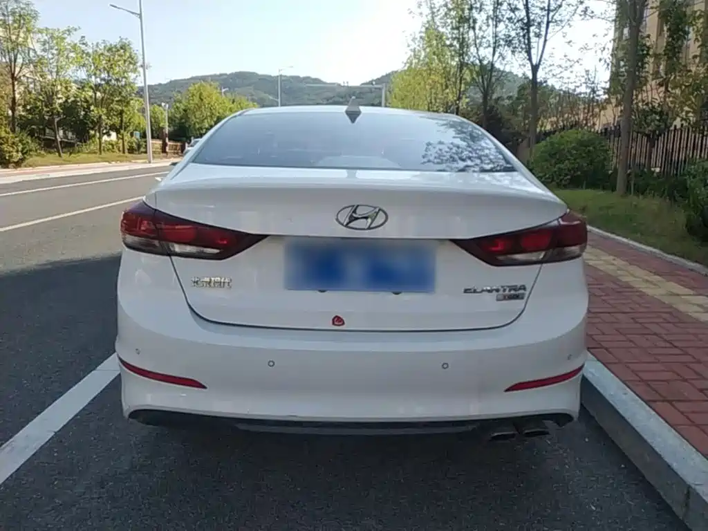 Hyundai Elantra — фото 6