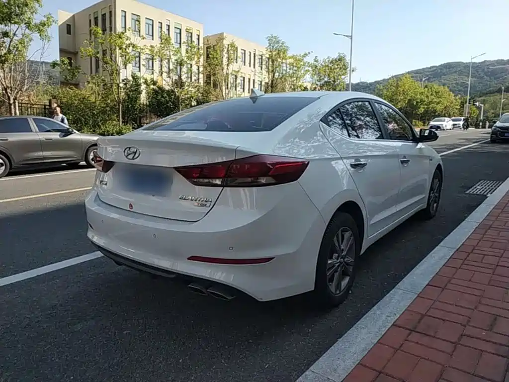 Hyundai Elantra — фото 7