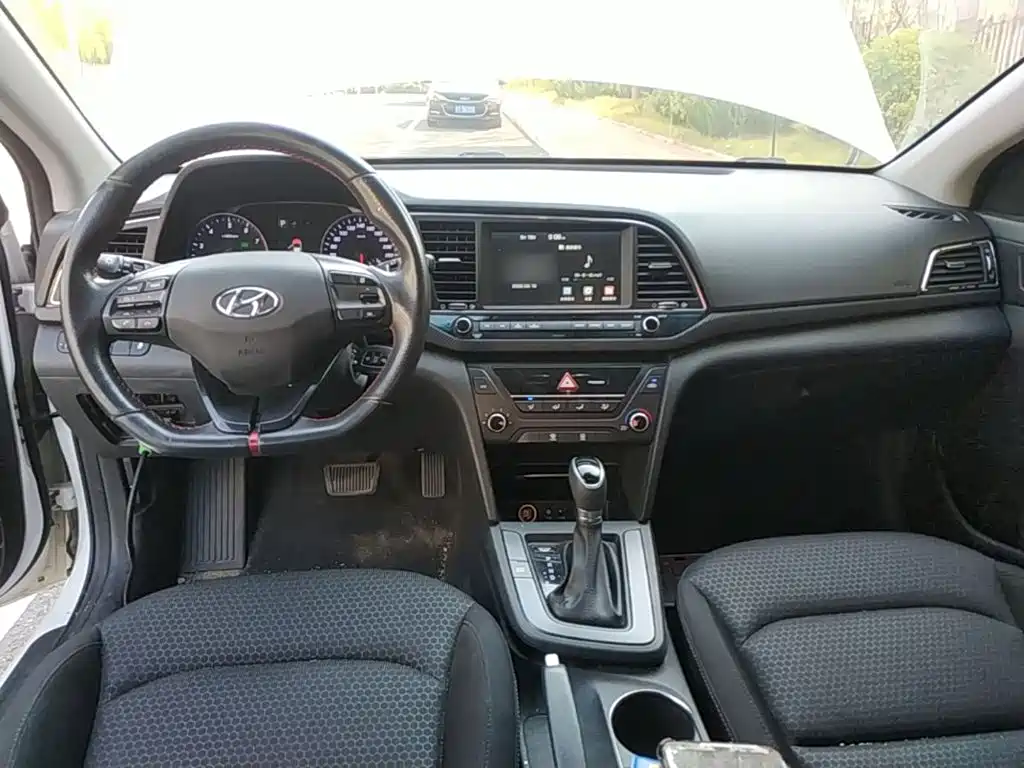 Hyundai Elantra — фото 10