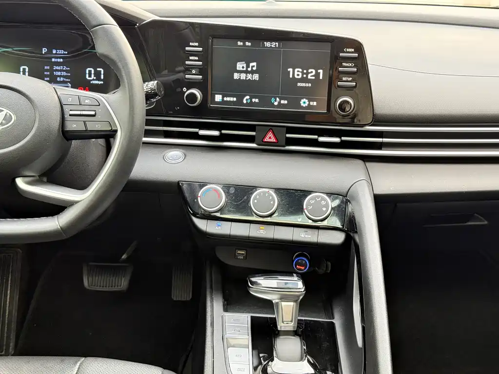 Hyundai Elantra — фото 17