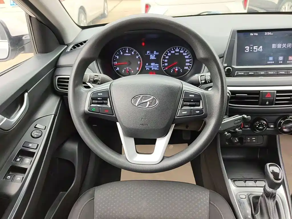 Hyundai Elantra — фото 11