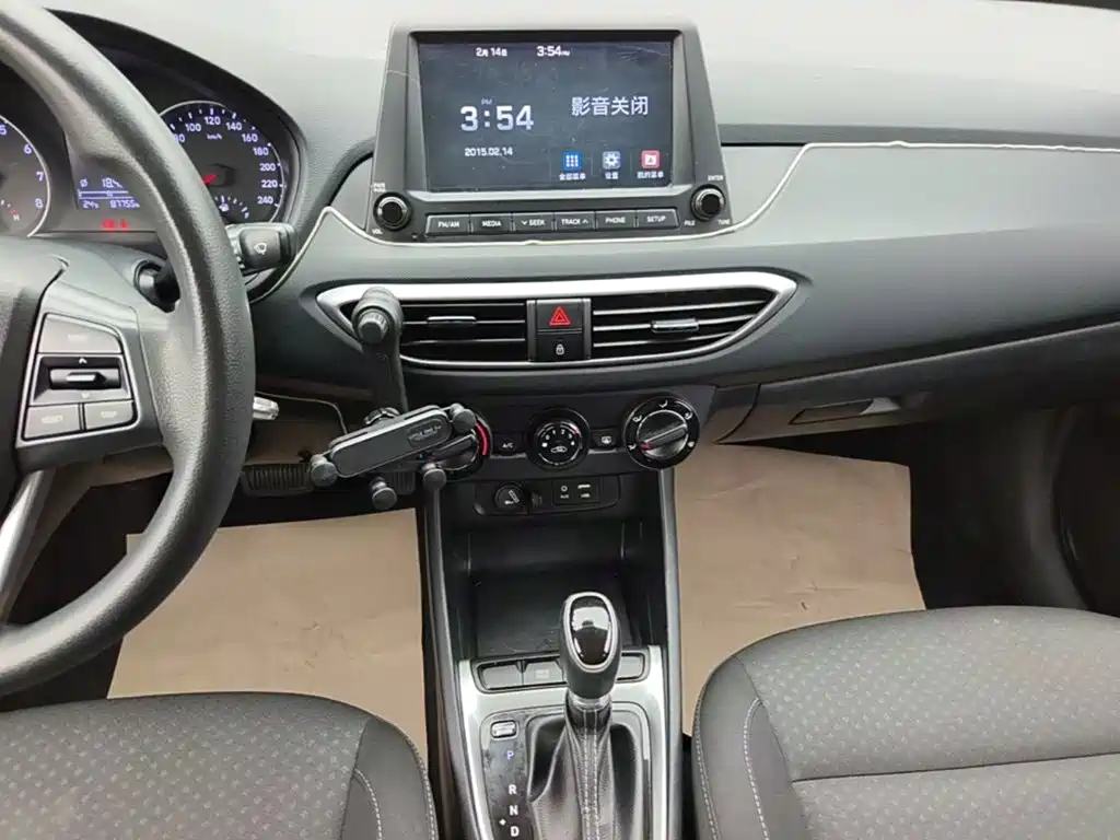 Hyundai Elantra — фото 13