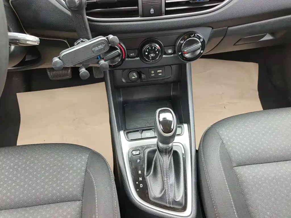 Hyundai Elantra — фото 14