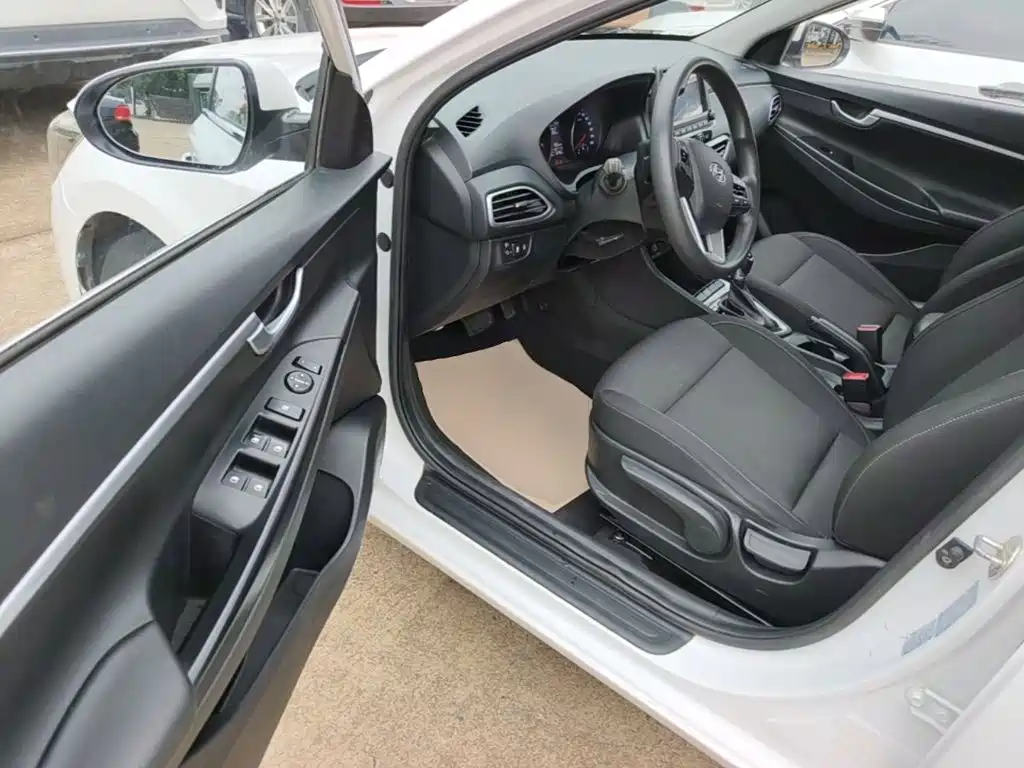 Hyundai Elantra — фото 16