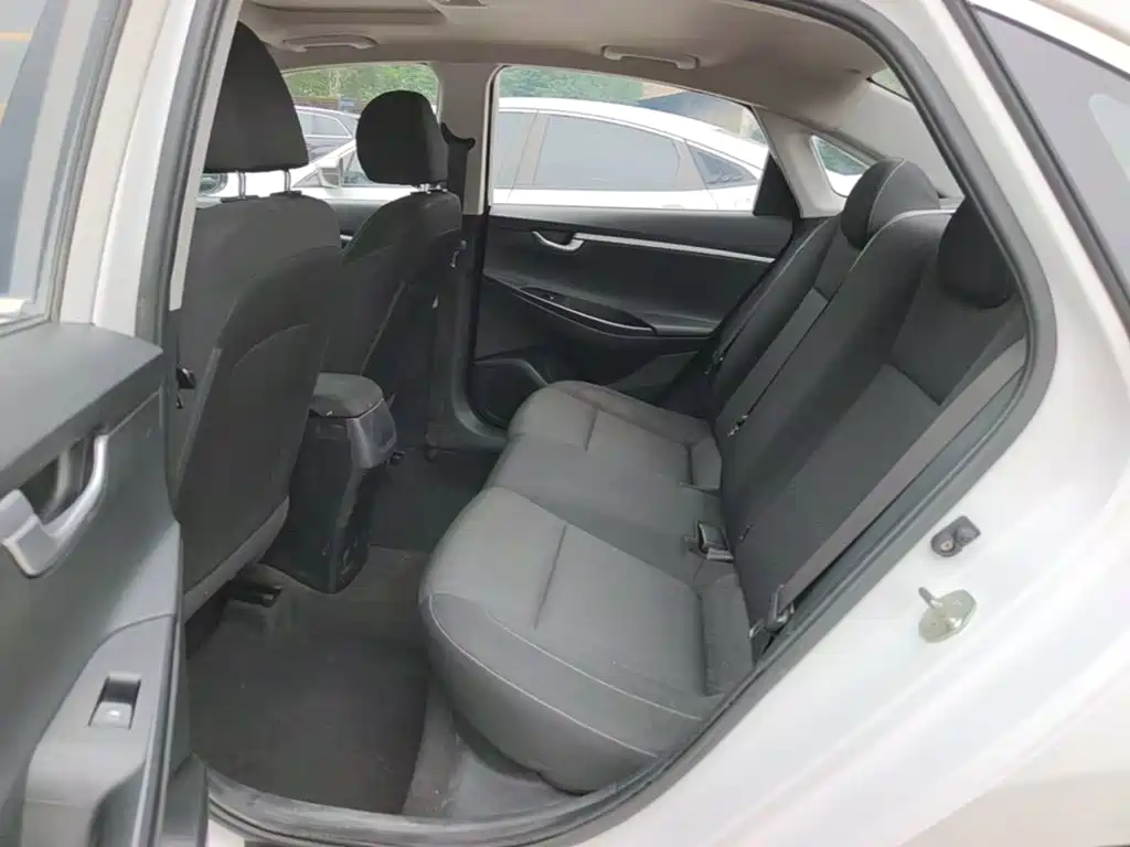 Hyundai Elantra — фото 17