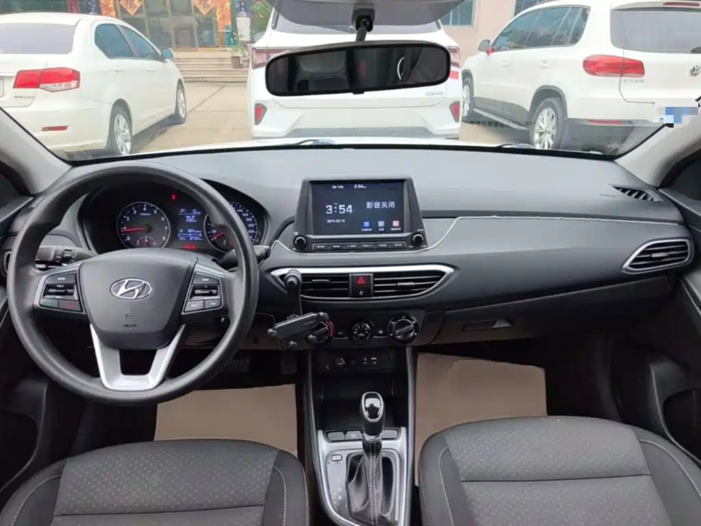 Hyundai Elantra — фото 10