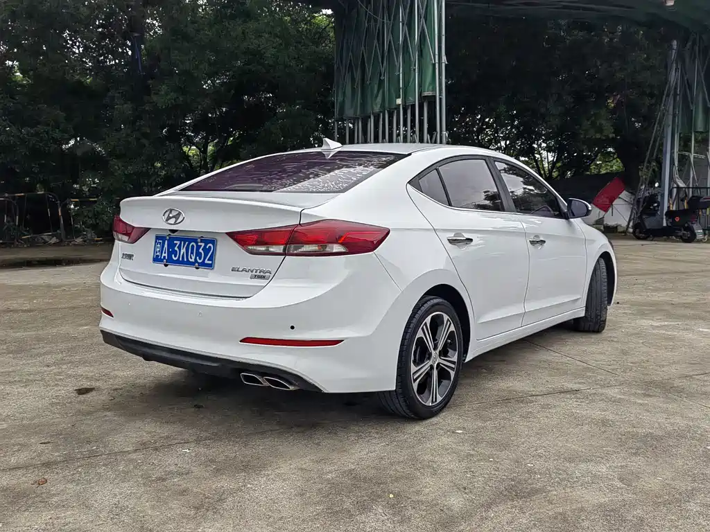 Hyundai Elantra — фото 7