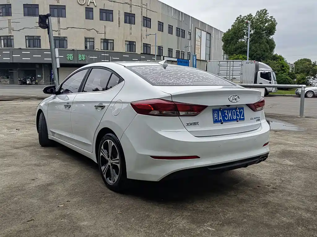 Hyundai Elantra — фото 9