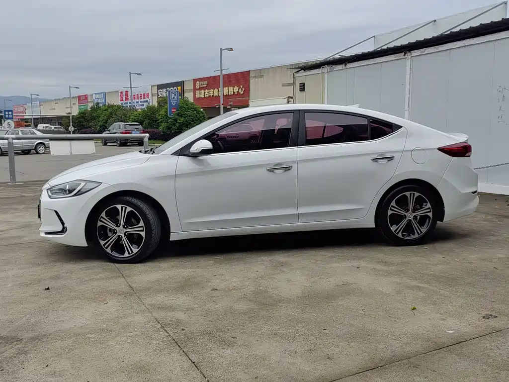Hyundai Elantra — фото 10