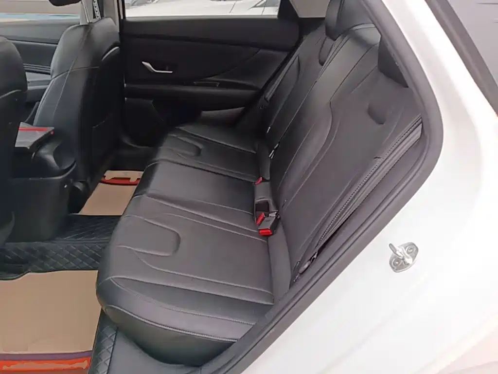 Hyundai Elantra — фото 17