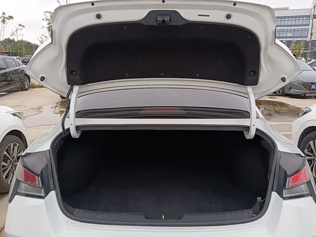Hyundai Elantra — фото 19