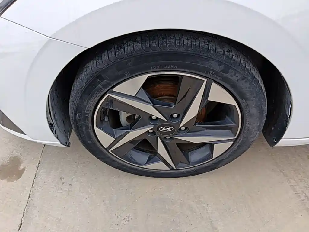 Hyundai Elantra — фото 23