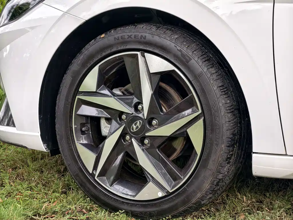 Hyundai Elantra — фото 13