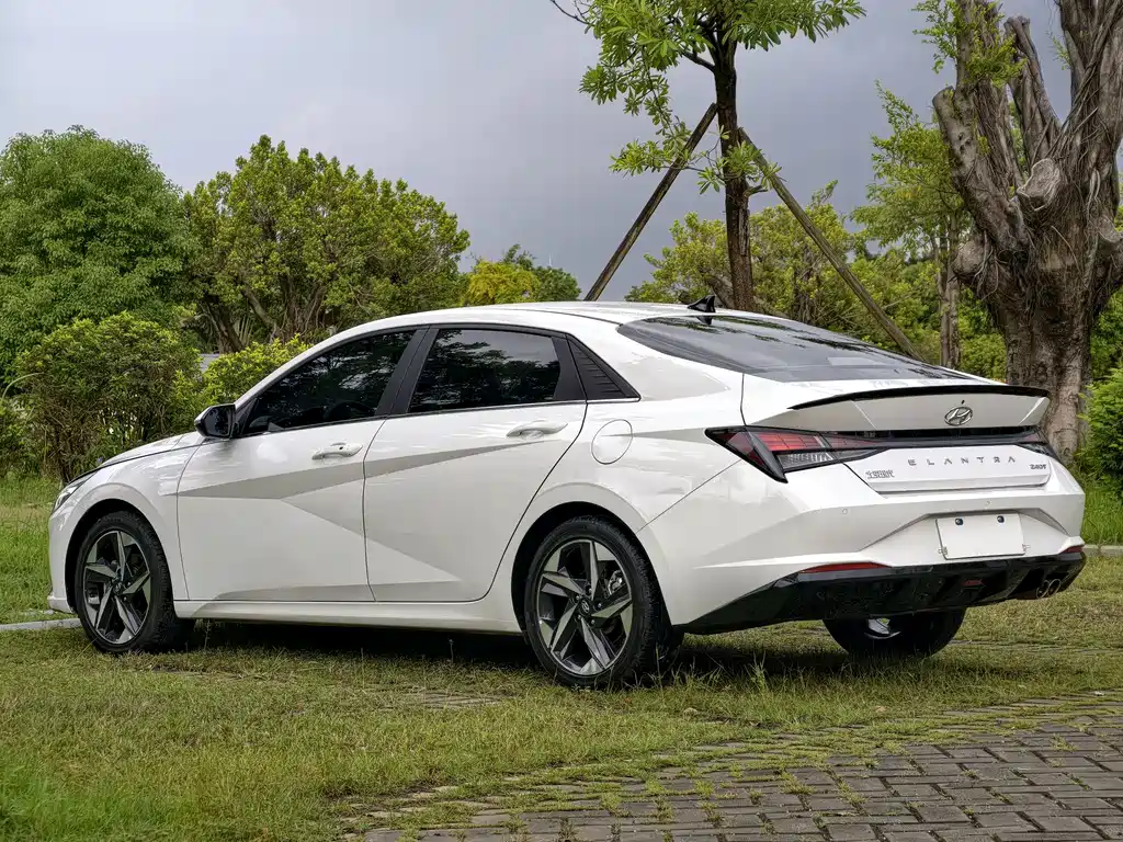 Hyundai Elantra — фото 8