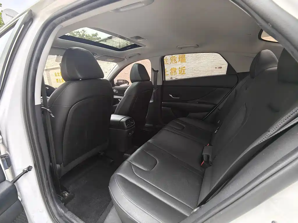 Hyundai Elantra — фото 11