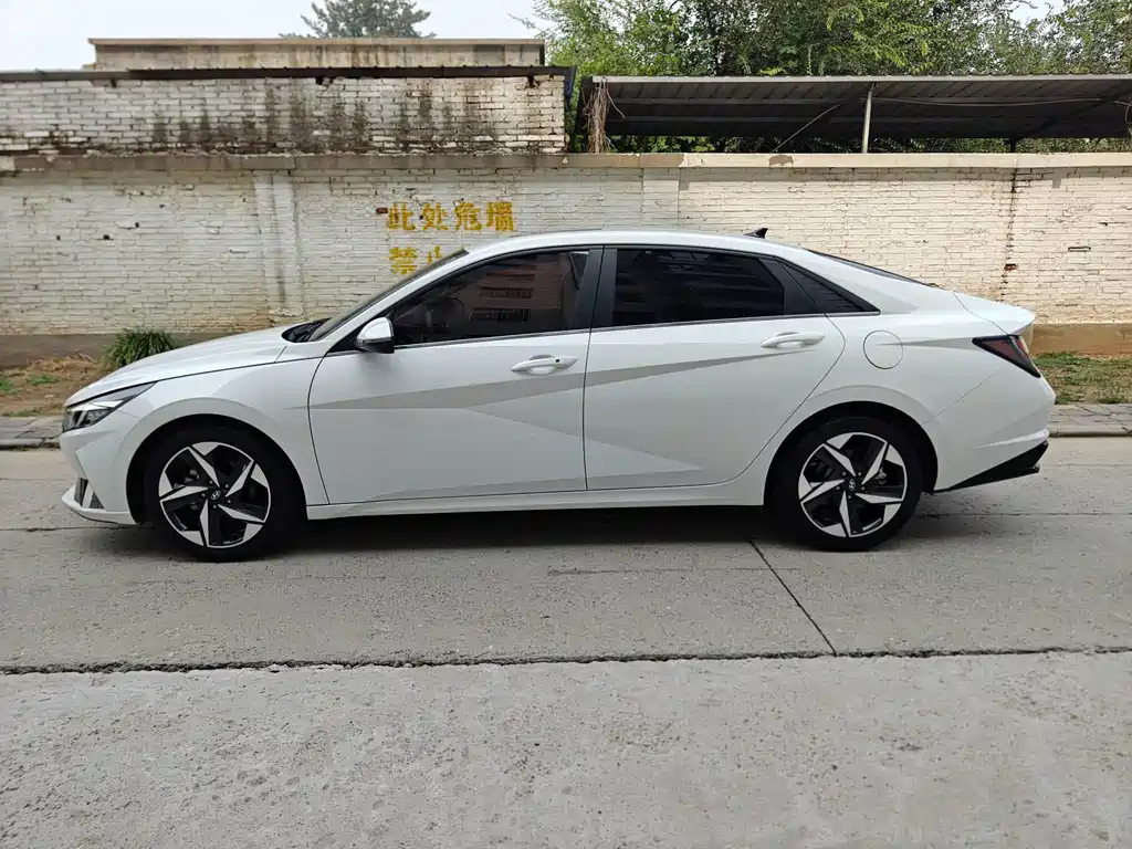 Hyundai Elantra — фото 3