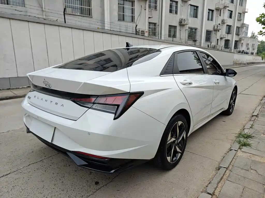 Hyundai Elantra — фото 5