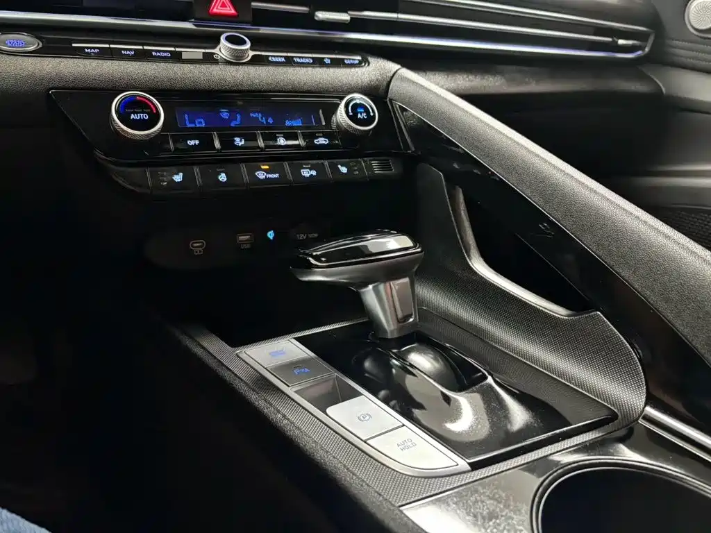 Hyundai Elantra — фото 11